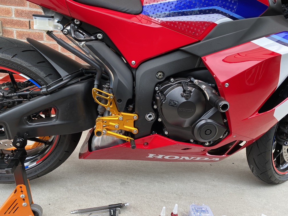 21 CBR600RRにベビーフェイス バックステップを取り付け | Hiroaki's blog